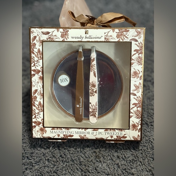 NWT Wendy Bellissimo Magnifying mirror and 2 pc tweezer - Picture 1 of 2